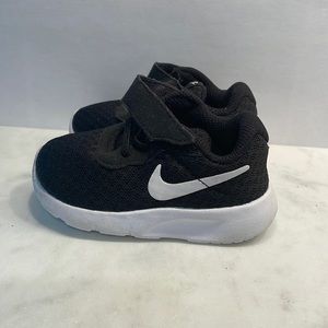 Nike size 4 gym shoe
